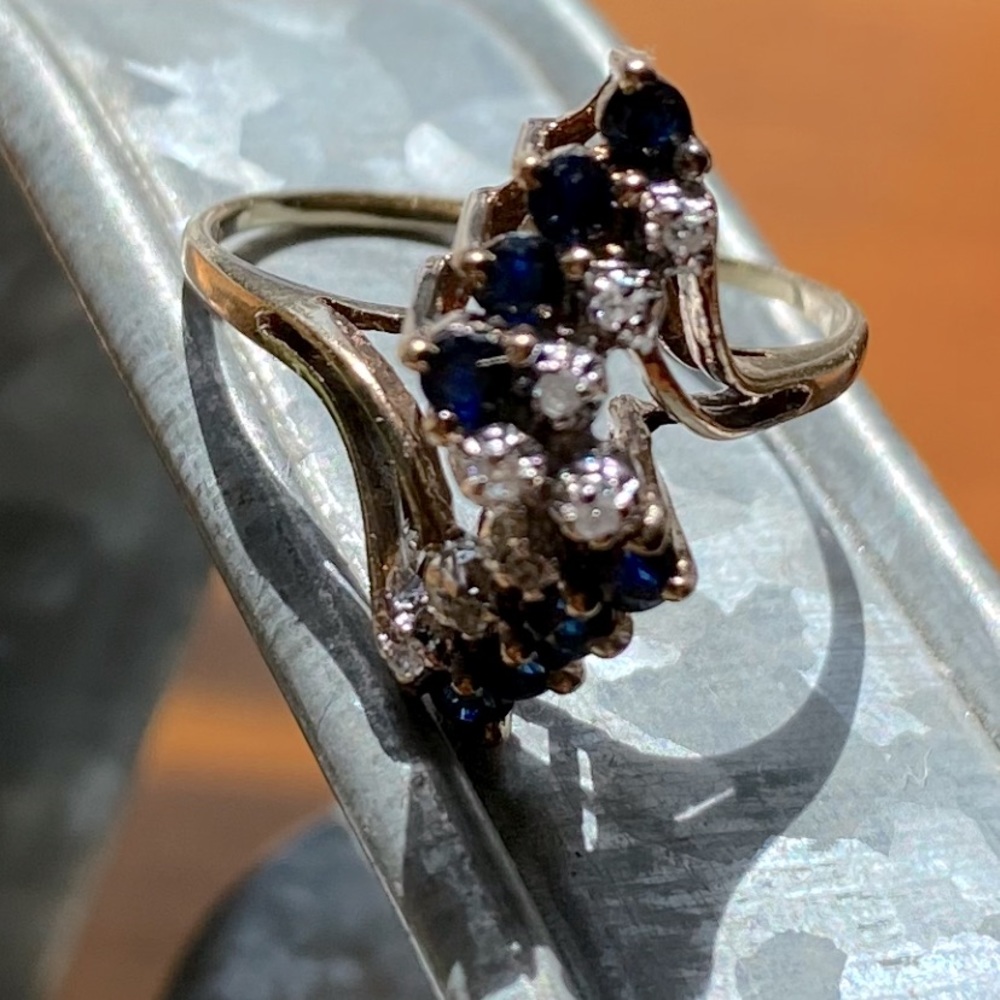 Beautiful 10KT SAPPHIRE AND DIAMOND RING💙